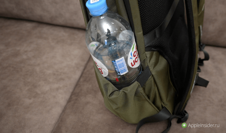 Рюкзак с карманом для очков. Объем этой бутылки полтора литра. Она легко умещается в боковой карман. Фото.