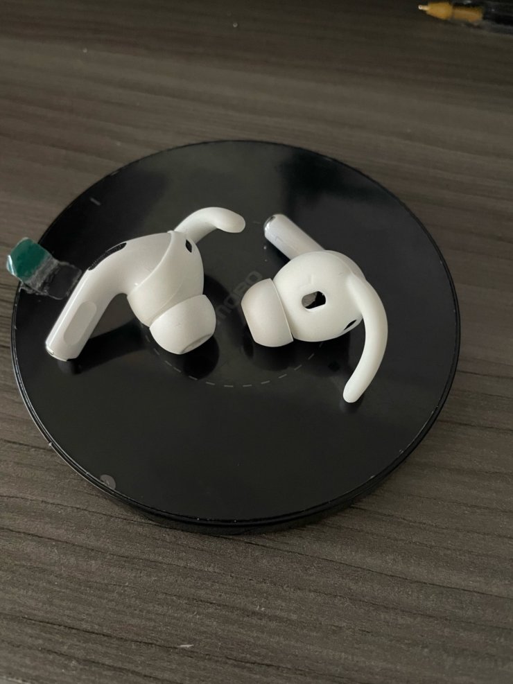 Как не потерять AirPods. Выглядит, конечно, странновато, зато фиксируется в ухе лучше. Фото.