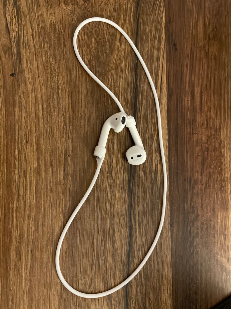 Как не потерять AirPods. Для ежедневного использования такой шнурок не подойдет. Фото.