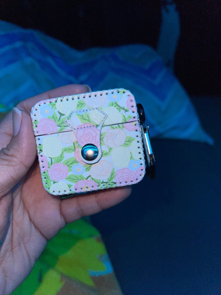 Чехол для AirPods. Девушки оценят такой чехольчик. Фото.