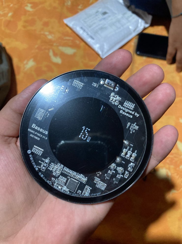 Беспроводная зарядка для AirPods. Такая зарядка еще и выглядит стильно. Фото.