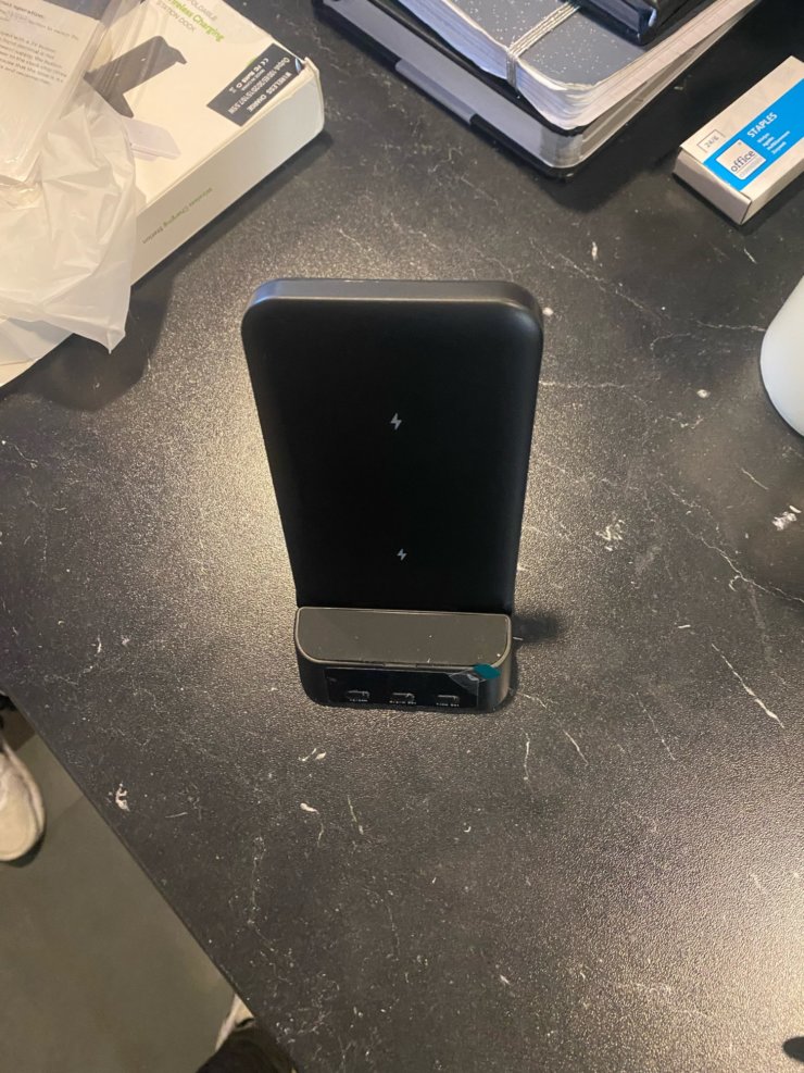 Беспроводная зарядка для AirPods. Можно выбрать зарядку и на два устройства, если у вас нет Apple Watch. Фото.