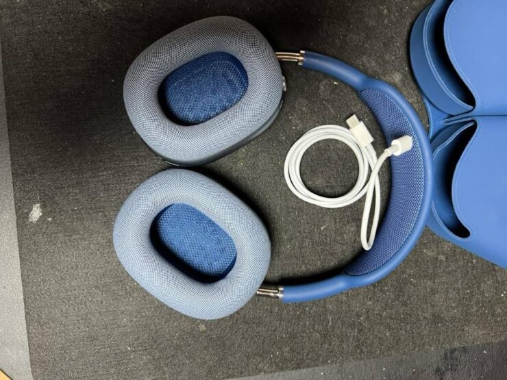 Как обновить AirPods. Просто подключите уши проводом к зарядке и положите рядом с Айфоном для обновления. Как обновить AirPods. Просто подключите уши проводом к зарядке и положите рядом с Айфоном для обновления. Фото.