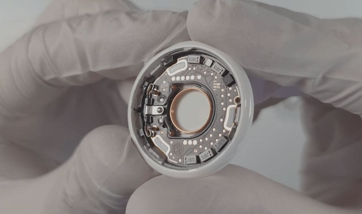 Многие энтузиасты извлекают динамики из AirTag, лишая их тем самым возможности сигнализировать отслеживаемому о своём присутствии. Фото.