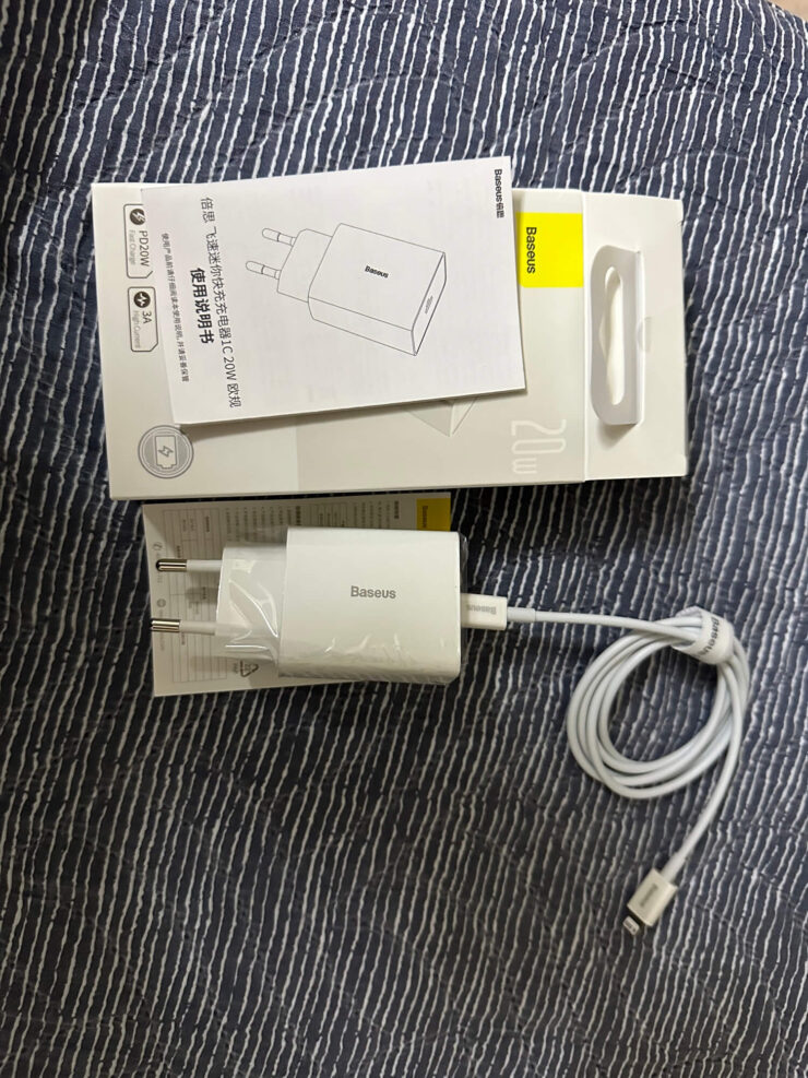 Быстрая зарядка для Айфона. Зарядка очень похожа на оригинальную от Apple. Фото.