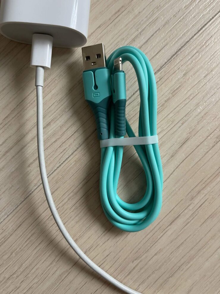 Провод для зарядки Айфона. Можно выбрать провод нужного цвета. Фото.