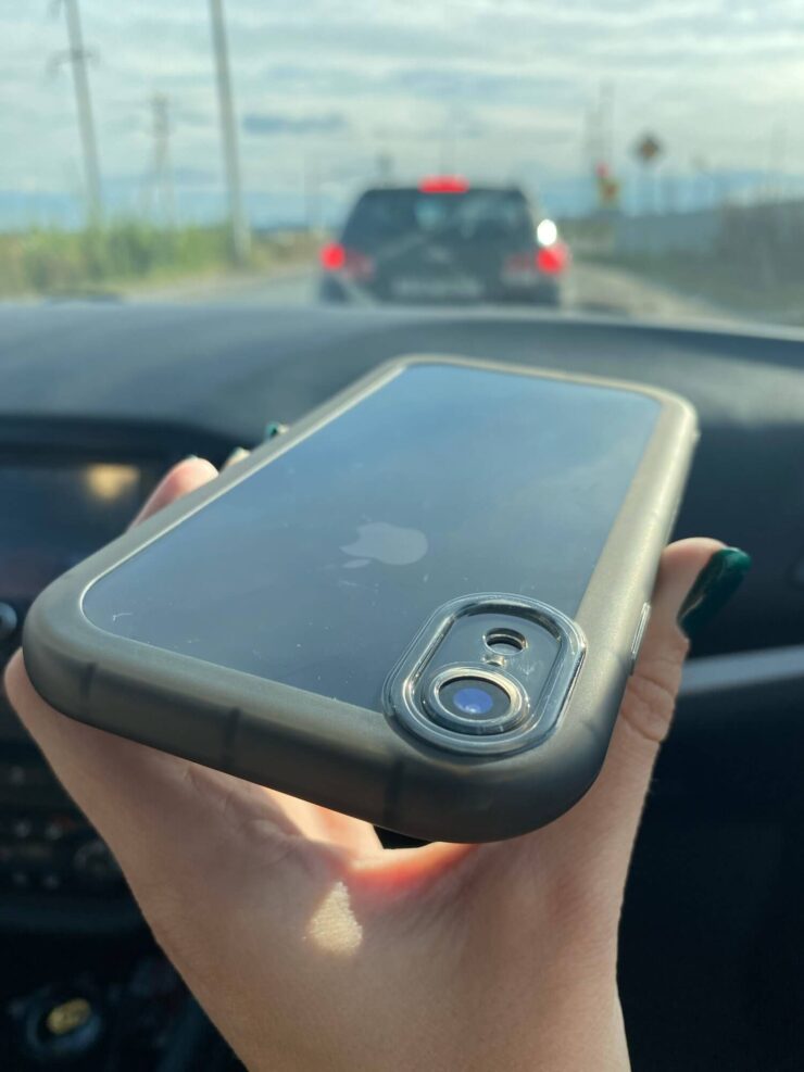 Прозрачный противоударный чехол. Посмотрите, как защищены боковые грани. Фото.