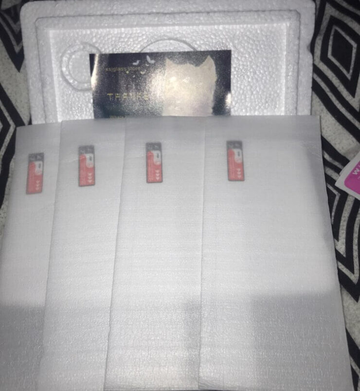 Комплект защитных стекол. В комплекте идет сразу четыре защитных стекла. Фото.