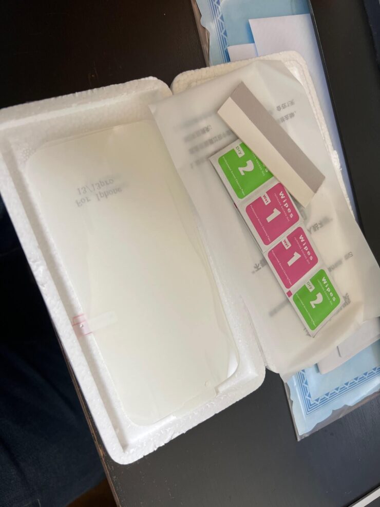 Защитная пленка на Айфон. В комплекте идут и все нужные влажные салфетки. Фото.