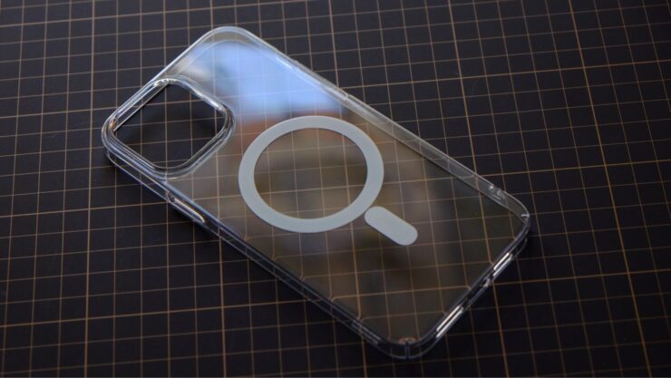 Прозрачный чехол с MagSafe. Прозрачный чехол здорово смотрится не Айфоне. Фото.