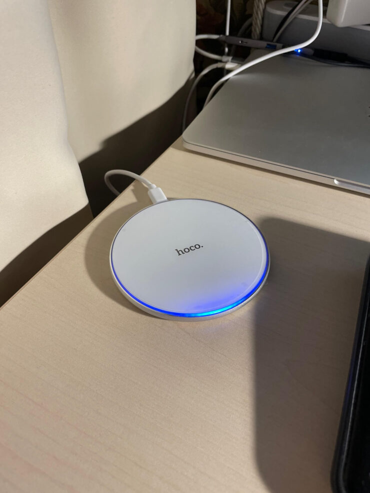 Беспроводная зарядка для Айфона. На зарядке есть приятная подсветка. Фото.