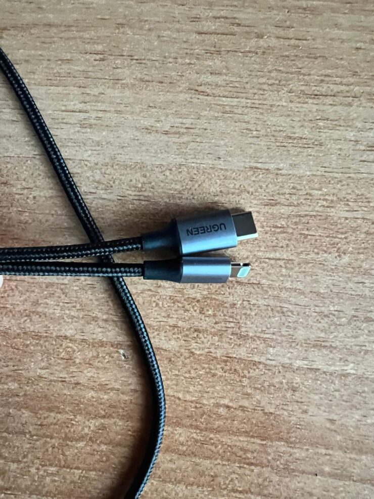 Провод для зарядки Айфона. Провод Ugreen сертифицирован Apple. Фото.
