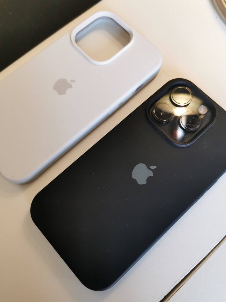 Силиконовый чехол на Айфон. По качеству такие чехлы ничем не хуже оригинальных. Фото.