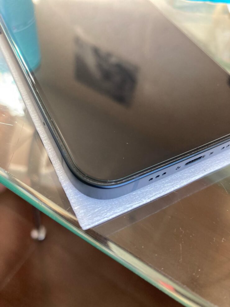 Защитное стекло для iPhone. Стекло полностью закрывает экран iPhone без каких-либо щелей. Фото.