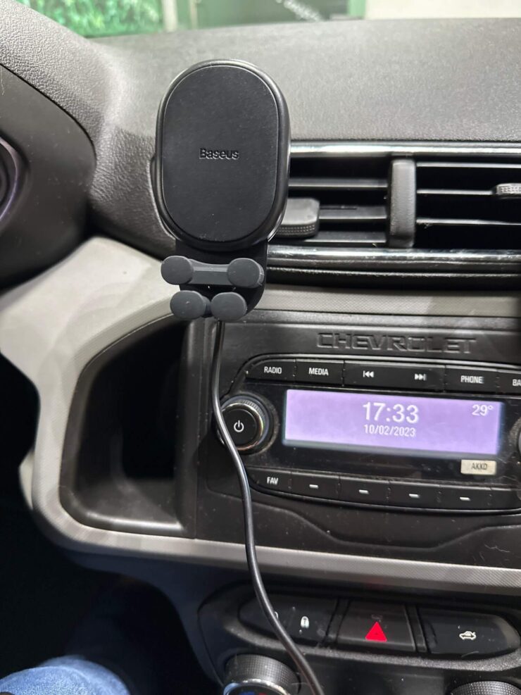 Держатель для телефона в автомобиль. Держатель закрывается по весом смартфона и надежно его фиксирует. Фото.