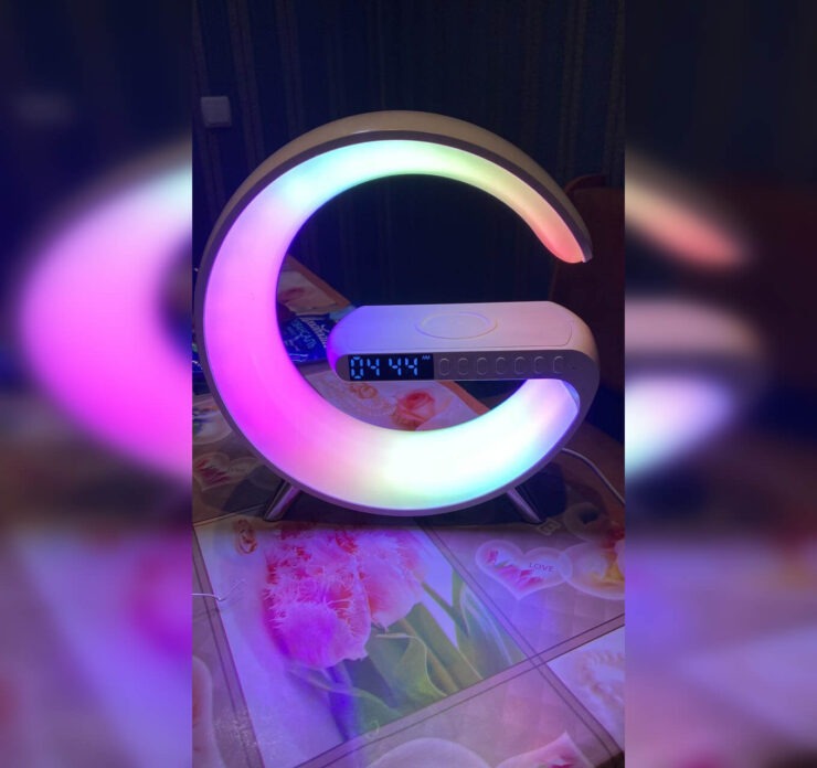 Будильник с беспроводной зарядкой. Можно одновременно заряжать смартфон и просыпаться от света будильника, а не резкой музыки. Фото.