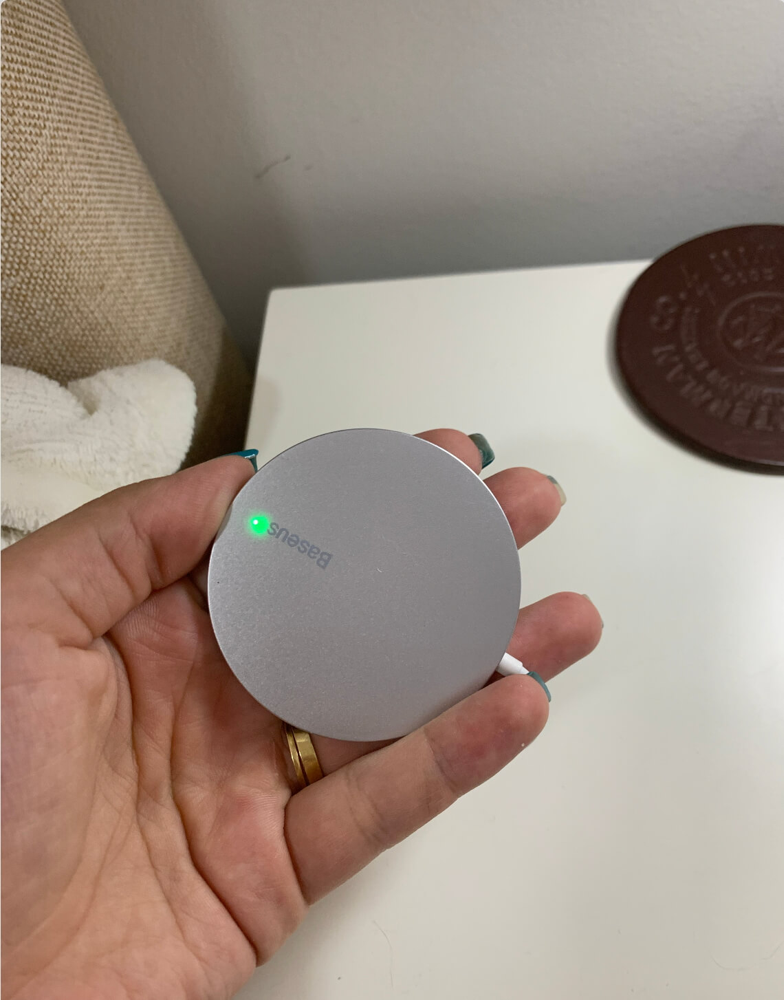 Зарядка от Baseus ничем не отличается от оригинальной и при этом дешевле. Фото.