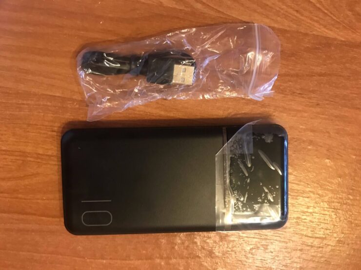 Внешний аккумулятор на 10 000 мАч. Аккумулятор достаточно компактный и при этом позволяет как минимум два раза зарядить даже iPhone 14 Pro Max. Фото.