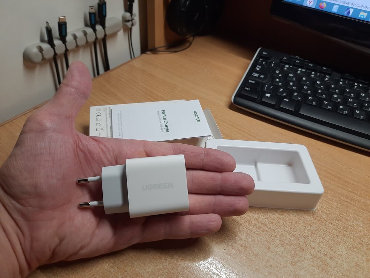 Зарядка внешне практически не отличается от комплектной. Фото.