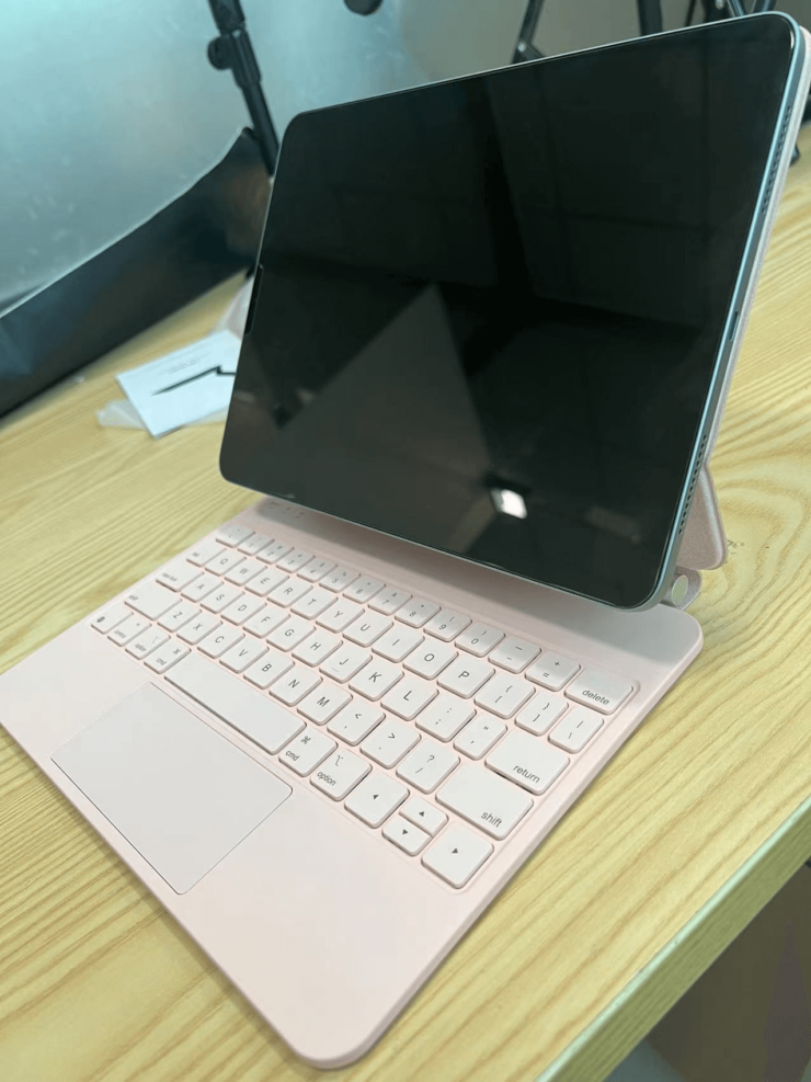 Чехол-клавиатура для iPad. С такой клавиатурой планшет становится похож на ноутбук. Чехол-клавиатура для iPad. С такой клавиатурой планшет становится похож на ноутбук. Фото.