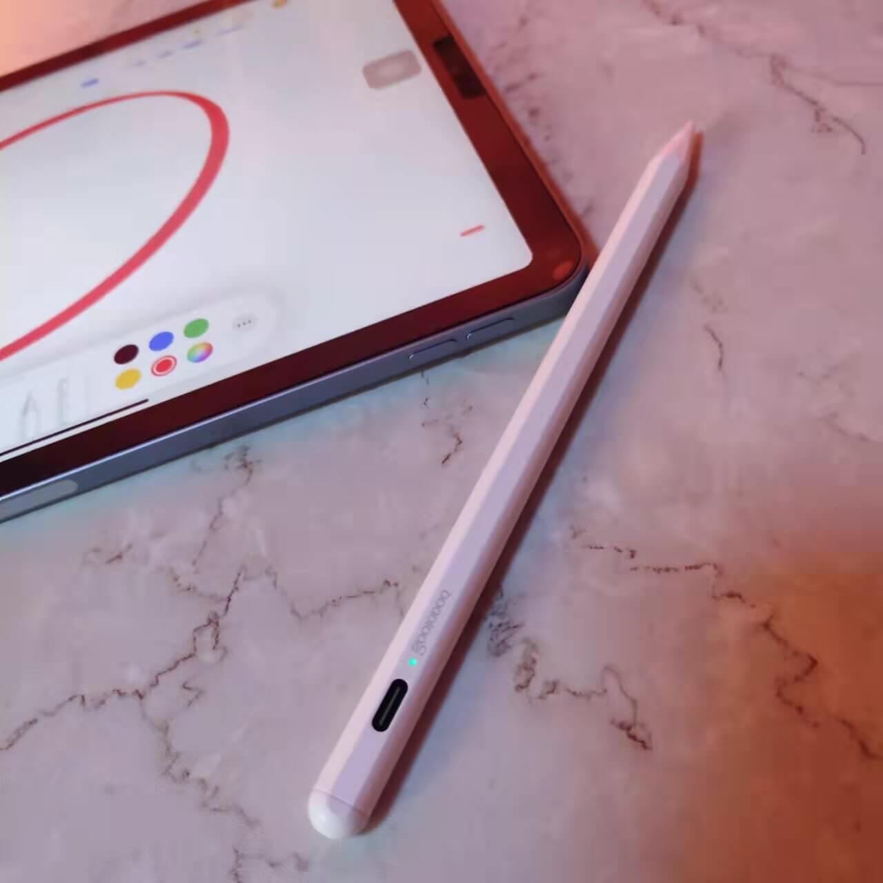 Его даже можно примагнитить к iPad Air, iPad Pro и iPad mini. Фото.