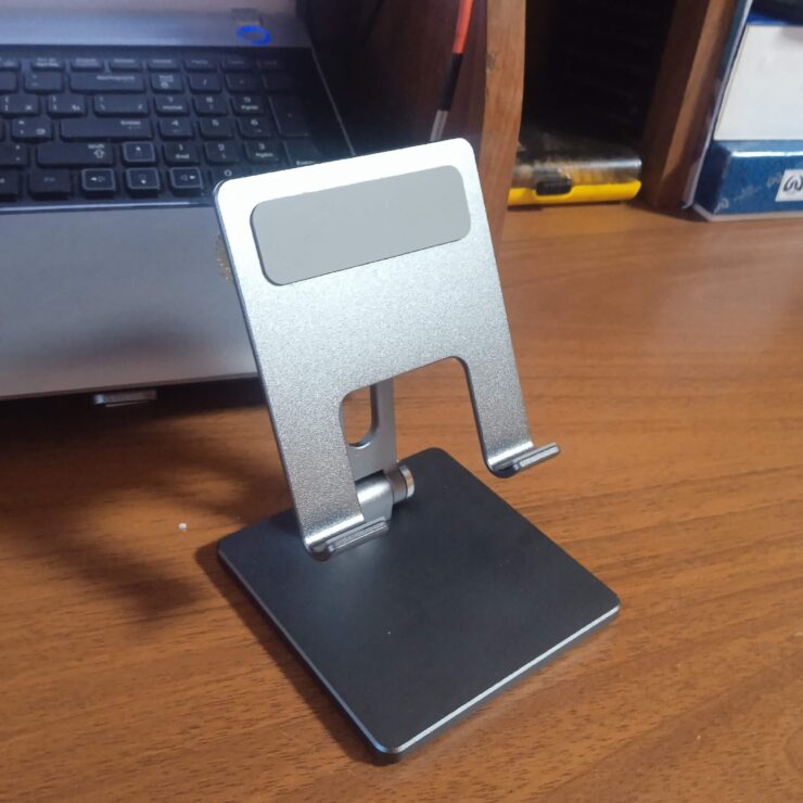 Настольная подставка для планшета. Подставка еще и смотрится очень здорово. Настольная подставка для планшета. Подставка еще и смотрится очень здорово. Фото.