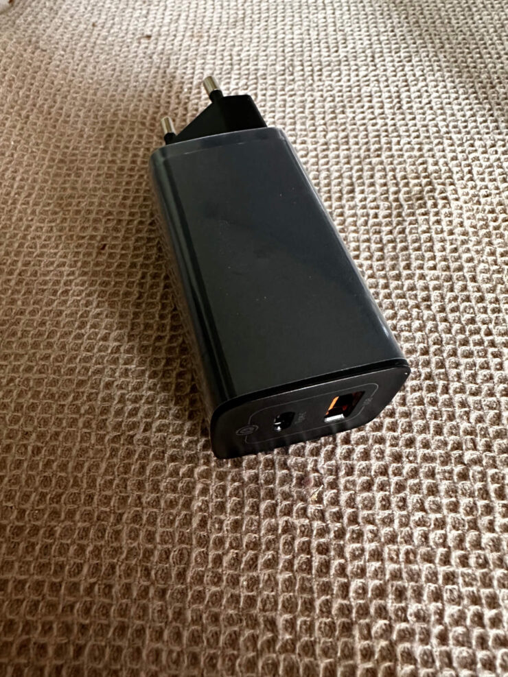 Быстрая зарядка для телефона. Для той мощности, которую выдает этот блок питания, он очень компактный. Быстрая зарядка для телефона. Для той мощности, которую выдает этот блок питания, он очень компактный. Фото.