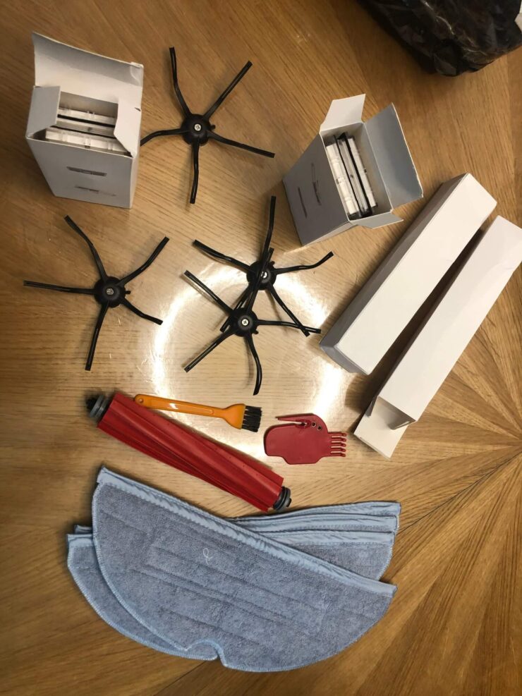 Щетки для робота-пылесоса. Одного такого комплекта хватит вам на пару лет. Щетки для робота-пылесоса. Одного такого комплекта хватит вам на пару лет. Фото.