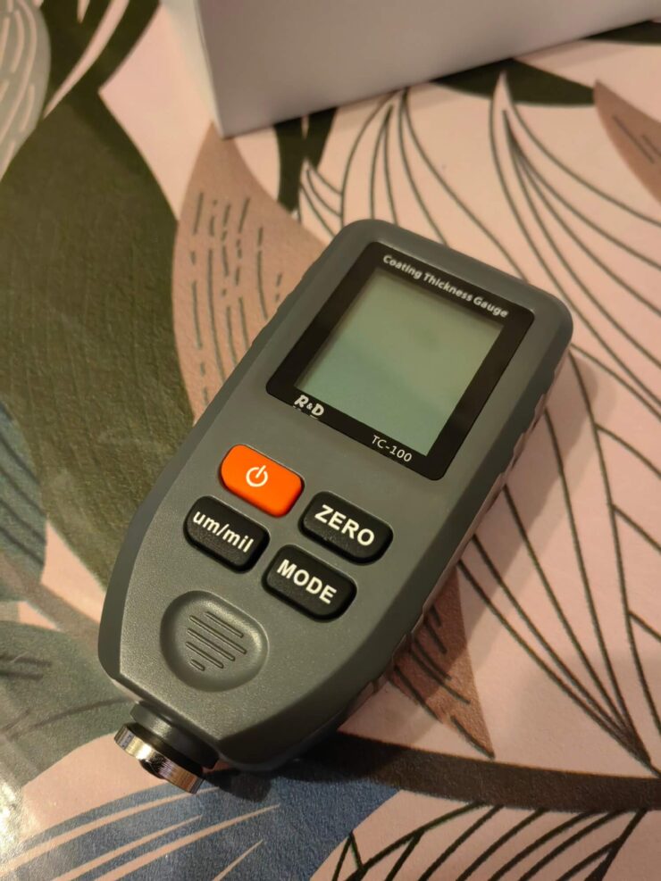 Толщиномер покрытия автомобиля. Толщиномер пригодится вам при покупке автомобиля с рук. Толщиномер покрытия автомобиля. Толщиномер пригодится вам при покупке автомобиля с рук. Фото.