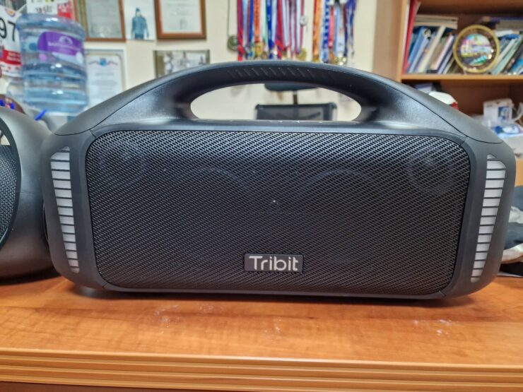 Мощная портативная колонка. Колонку очень удобно носить с собой благодаря специальной ручке. Мощная портативная колонка. Колонку очень удобно носить с собой благодаря специальной ручке. Фото.