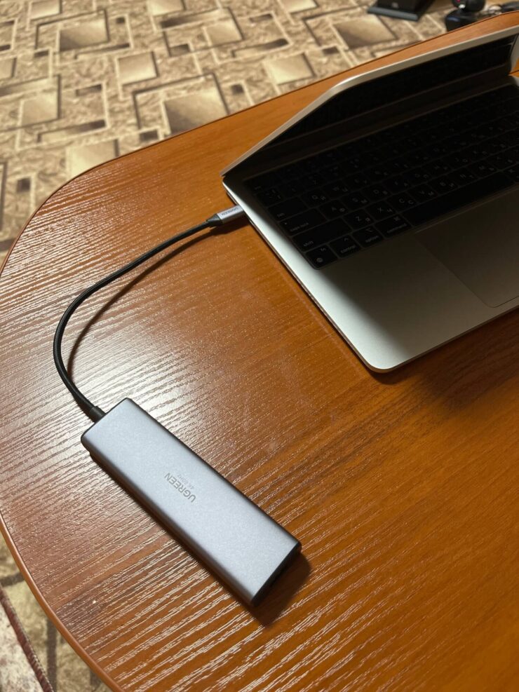 USB-C хаб для MacBook. Хаб по дизайну напоминает сам Макбук. USB-C хаб для MacBook. Хаб по дизайну напоминает сам Макбук. Фото.