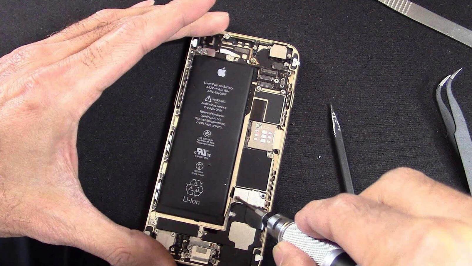 Замена батареи на Айфоне. Apple подняла цены в США на замену батареи в разных устройствах. Фото.