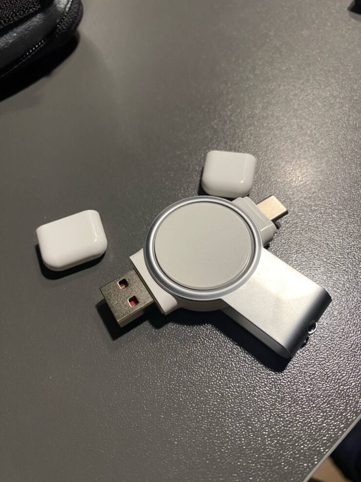 Беспроводная зарядка для Apple Watch. Универсальная зарядка подойдет и к USB-A и к USB-C. Беспроводная зарядка для Apple Watch. Универсальная зарядка подойдет и к USB-A и к USB-C. Фото.