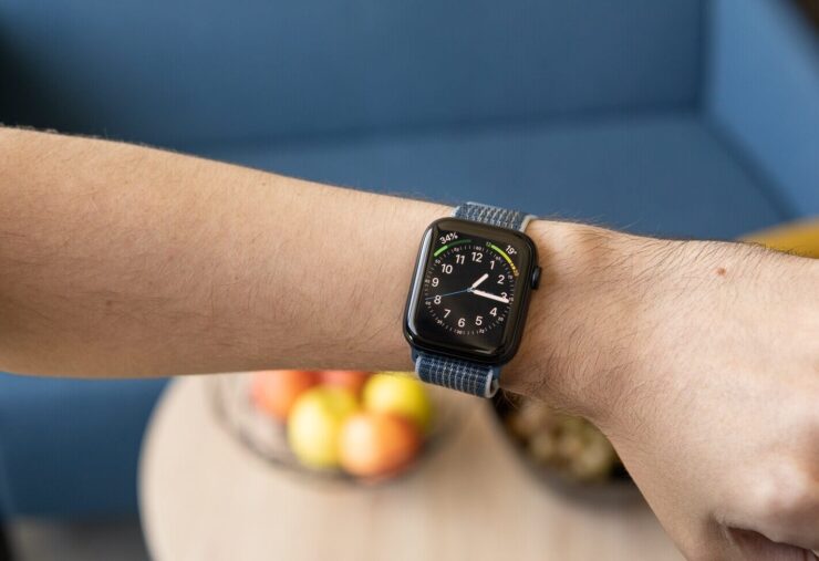 Размеры Apple Watch SE 2. Вот так смотрится версия 44 мм на руке. Фото.