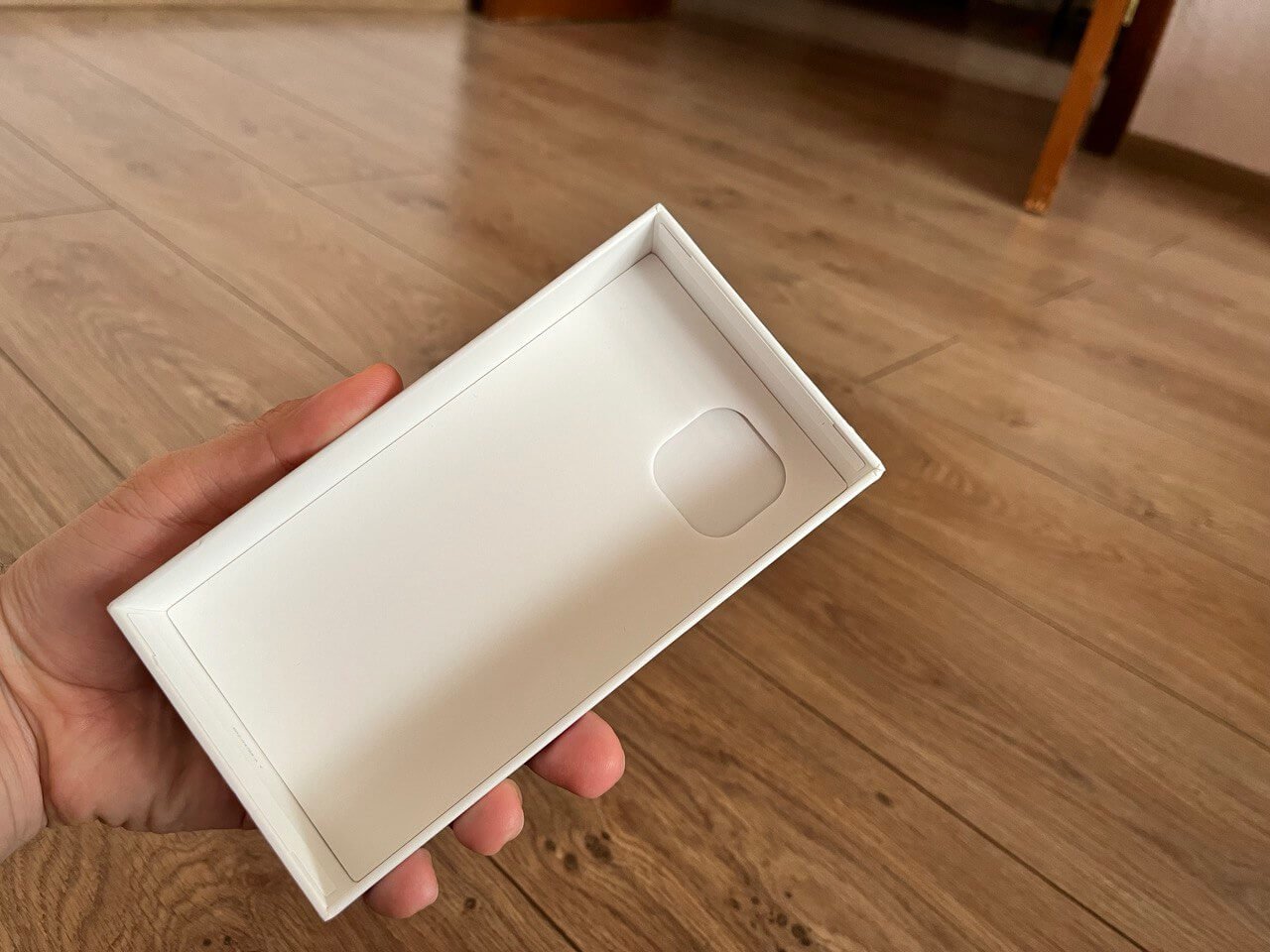 Как проверить коробку Айфона на оригинальность. У коробки есть такой вырез изнутри под камеру iPhone. Фото.