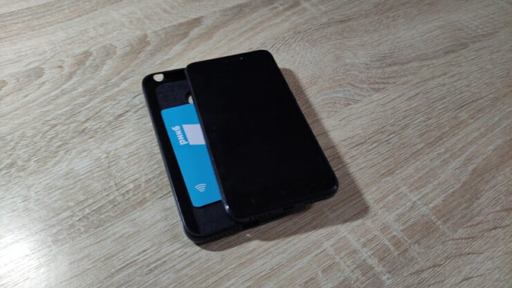 Можно ли носить карту под чехлом. Многие просто кладут карту под чехол и тем самым избавляются от необходимости постоянно брать с собой холдер или кошелек. Фото.