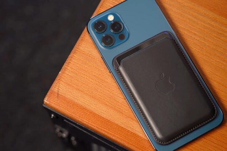 Чехол с кармашком для карты. Можно отказаться от использования чехла и купить только кошелек. Фото.