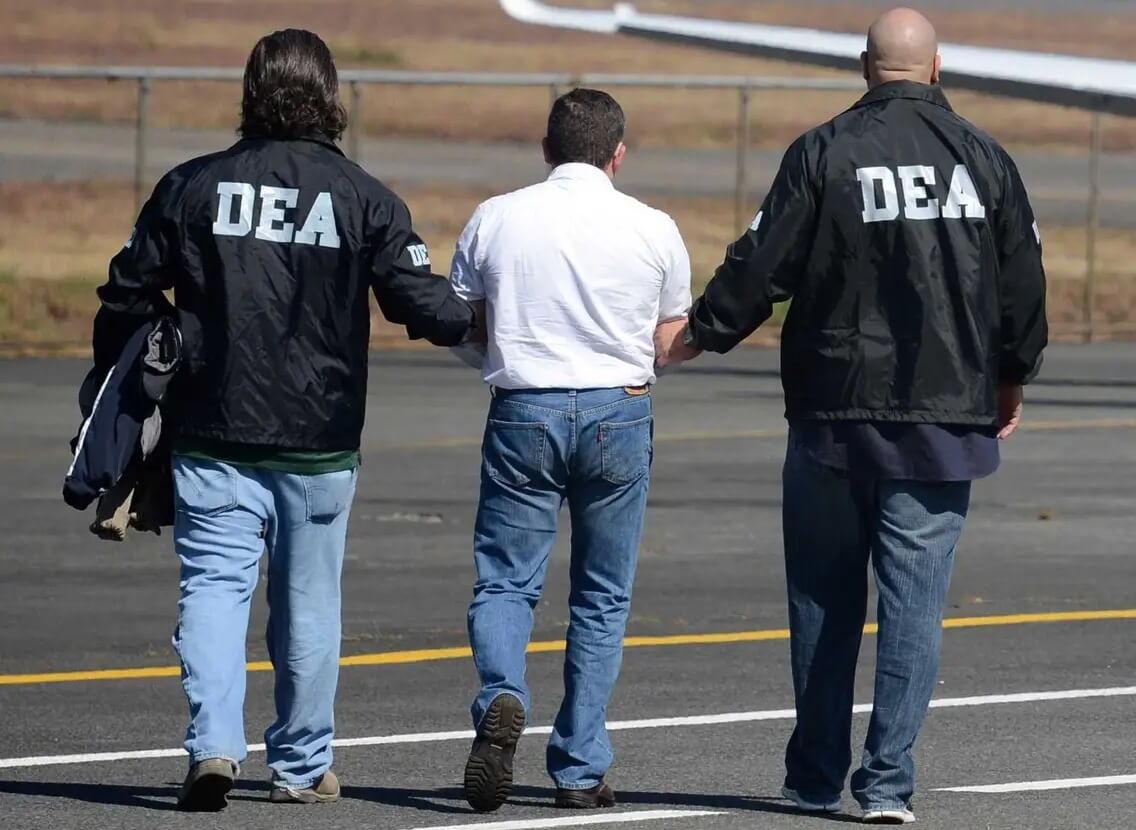 Apple сделала лучшее устройство для слежки. Это признаёт даже полиция. Фото.