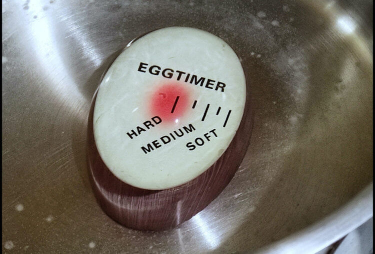 Как правильно варить яйца. По мере сваривания кружок внутри таймера будет становиться больше. Фото.
