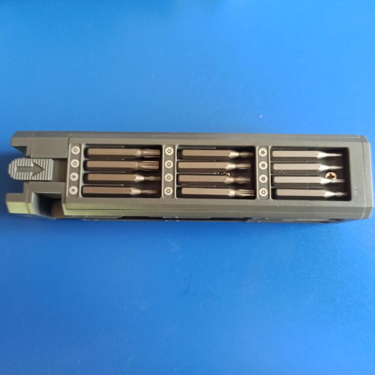 Набор отверток с битами. В наборе огромное количество разных бит. Набор отверток с битами. В наборе огромное количество разных бит. Фото.