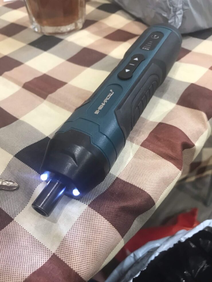 Отвертка электрическая аккумуляторная. Такая отвертка позволит очень быстро закручивать все, что надо. Отвертка электрическая аккумуляторная. Такая отвертка позволит очень быстро закручивать все, что надо. Фото.