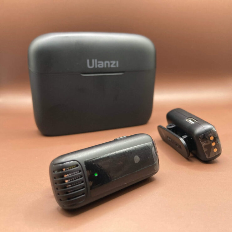 Беспроводной петличный микрофон. Микрофоны небольшие и благодаря специальной прищепке надежно фиксируются на одежде. Беспроводной петличный микрофон. Микрофоны небольшие и благодаря специальной прищепке надежно фиксируются на одежде. Фото.