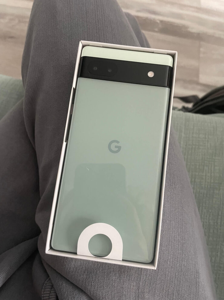 Смартфон Google Pixel 6a. Классный цвет корпуса есть у Пикселя. Фото.