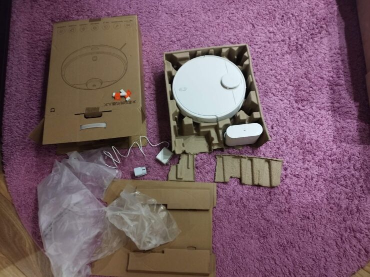 Робот-пылесос Xiaomi Mi. Зарядная станция не займет на полу много места. Робот-пылесос Xiaomi Mi. Зарядная станция не займет на полу много места. Фото.