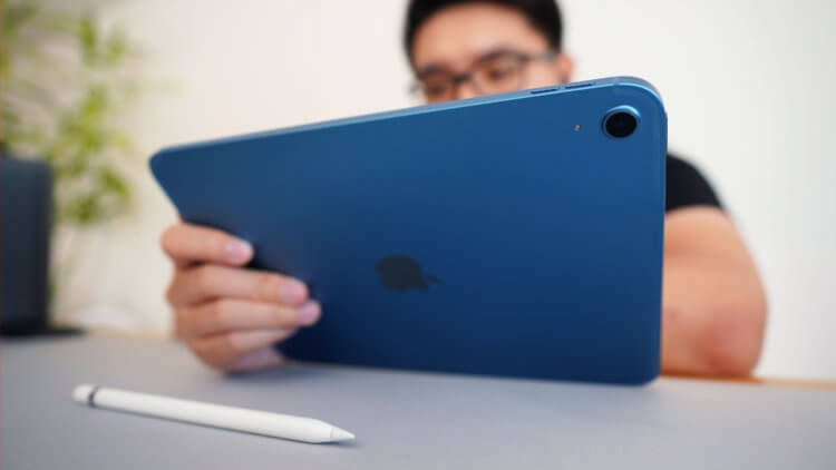 Processor in iPad 10.9.  A powerful processor and a large screen encourage gaming.  Photo.