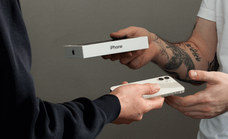 Apple решила перенести обслуживание из России, чтобы иметь возможность поставлять обменные Айфоны, которые возить в Россию официально нельзя из-за санкций. Фото.