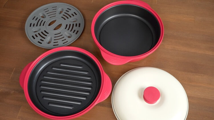 Посуда MIKU Микрошеф. В комплекте две формы, крышка и подставка, для эмуляции пароварки. Фото.