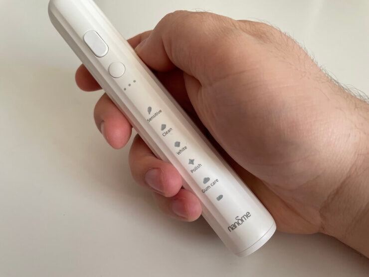 Электрическая щётка со сменными насадками. NX7000 нравится мне плотно сбитым ребристым корпусом, который приятно держать в руке. Электрическая щётка со сменными насадками. NX7000 нравится мне плотно сбитым ребристым корпусом, который приятно держать в руке. Фото.