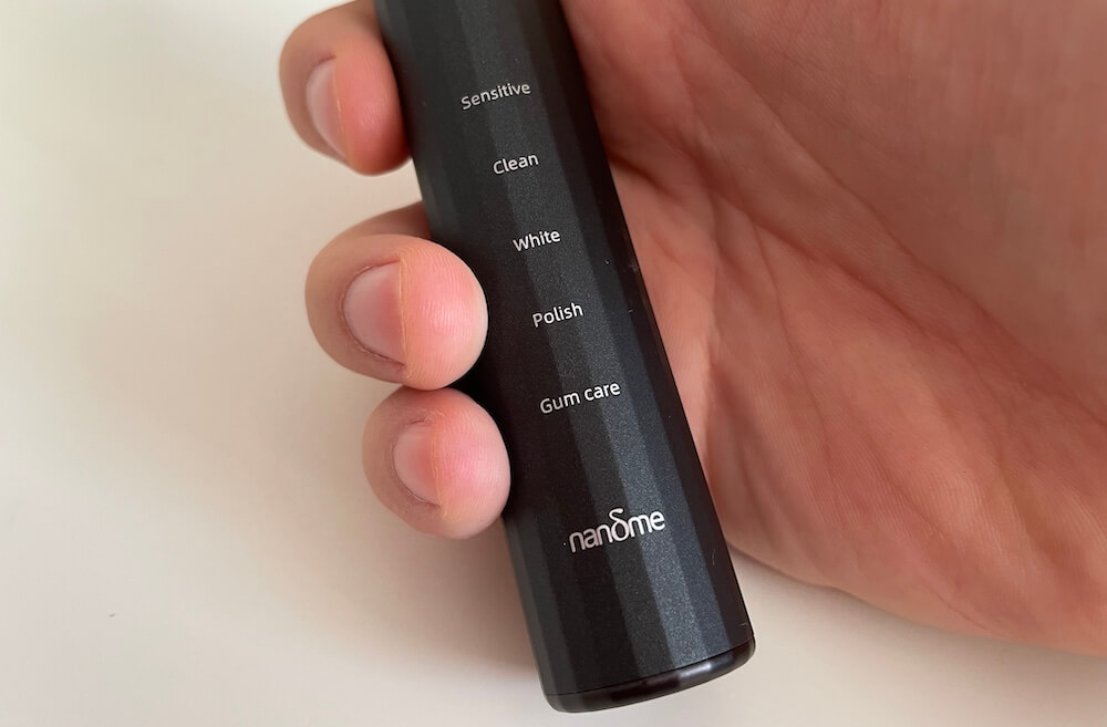 Лучшая зубная щётка для чувствительных зубов. Nandme NX8000 имеет очень прочный корпус с приятным софт-тач покрытием. Фото.