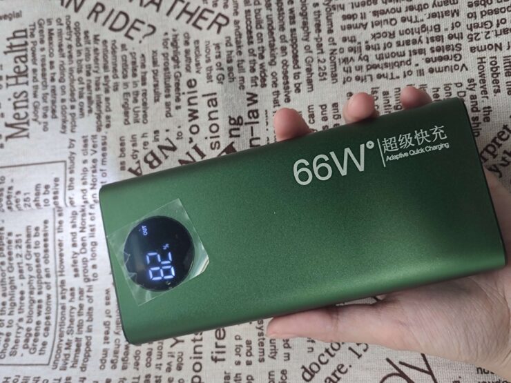 Большой повербанк на 50000. Это один из самых компактных повербанков такой ёмкости. Фото.